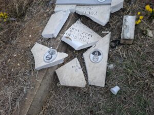 Осквернавени надгробни споменици и плочи во двор на црква „Свети Спас“ во Велес 110